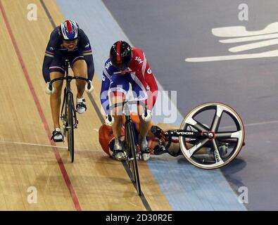 Il Willy Kanis di Netherland cade dietro il Victoria Pendleton della Gran Bretagna nel Keirin Semifinale Heat 2 della Donna durante il terzo giorno la Coppa del mondo ciclistica UCI Track al Velodrome nel Parco Olimpico di Londra. Foto Stock