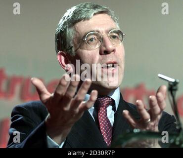 Il Segretario britannico Jack Straw si rivolge alla Conferenza del Partito laburista gallese a Llandudno, Galles del Nord. Foto Stock