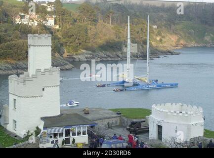 "Team Philips" si sposta oltre il castello di Dartmouth e si avvia in un programma di prove in mare della durata di cinque giorni. Il gigantesco catamarano da 4 milioni costruito dall'eroe delle corse oceaniche Pete Goss ha messo in moto il suo primo viaggio importante, una prova di cinque giorni in mare Atlantico. Foto Stock