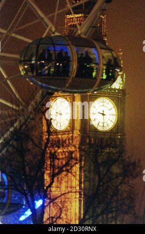 Una capsula sul BA London Eye, di fronte al Big ben presso la Houses of Parliament nel centro di Londra, durante il primo giro notturno ufficiale della più recente attrazione turistica di Londra. Il BA London Eye è ora aperto e continua le corse fino alle dieci di sera. Foto Stock