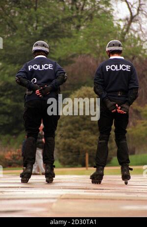 WPC Janice Jarvis e PC Ken Hynd del Royal Parks Constabulary indossando lame a rullo nei Kensington Palace Gardens, come parte della sua operazione di polizia comunitaria. * gli ufficiali, che indosseranno una divisa speciale, comprese le polo bianche o le felpe navy con pantaloni neri in stile combattimento, avranno una presenza ad alta visibilità nelle aree in cui gli skater si riuniscono. Le loro lame sono staccabili e possono essere rilasciate rapidamente. Promuoveranno buone relazioni con i visitatori del parco, forniranno consigli e controlleranno le violazioni delle normative del Royal Park. La pattuglia in linea del RPC sarà inaugurata sul Foto Stock