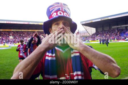 Il capitano dei Rangers Lorenzo Amoruso fa un bacio ai tifosi mentre la squadra festeggia il suo ruolo di campione della Scottish League, dopo la partita di football della St Johnstone contro Rangers Scottish Premiership al McDiarmid Park di Perth. Foto Stock