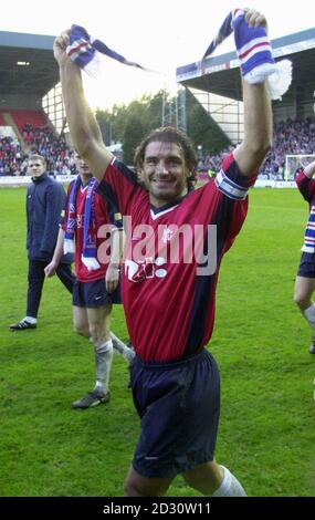 Il capitano dei Rangers Lorenzo Amoruso si lancia ai tifosi mentre la squadra festeggia il suo ruolo di campione della Scottish League, dopo la partita di football della St Johnstone contro Rangers Scottish Premiership al St Johnstone's McDiarmid Park di Perth. Foto Stock