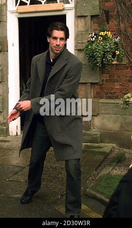 Il nuovo futuro di Manchester United, Ruud van Nistelrooy, che lascia il Mottram Hall Hotel, Cheshire. Non c'era ancora conferma da Old Trafford dopo un'altra giornata di test sul sospetto ginocchio destro del Dutchman, prima che il club decidesse di completare il suo trasferimento di record. *...21/04/01 il Manchester United è in via di completamento della firma di Ruud van Nistelrooy da PSV Eindhoven. * da PSV Eindhoven. United sensationally mettere l'affare su sospeso quando l'attaccante non ha superato un test di idoneità. Foto Stock