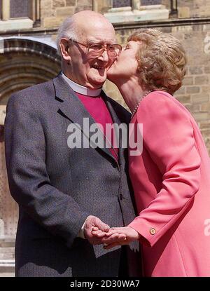 Ralph Emmerson, 86 anni, l'ex Vescovo di Knaresborough, e la sua amica di lunga data, Elizabeth Firth, 61 anni, fuori dalla Cattedrale di Ripon, nello Yorkshire del Nord. L'ex vescovo si sposerà con la signora Firth, in una cerimonia nella Cattedrale in estate. * la coppia si è conosciuta per 44 anni e sono state entrambe vedove diversi anni fa. Foto Stock