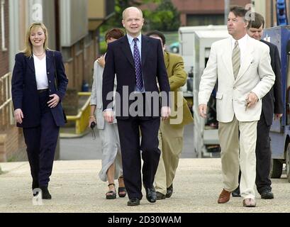 Il leader conservatore William Hague, centro, e sua moglie Ffion, a sinistra, sono mostrati intorno agli Elstree Studios recentemente rinnovati a Borehamwood dal capo degli Studios Neville Reid, a destra, durante un tour whistle-stop di Hertfordshire in vista delle elezioni locali. Foto Stock