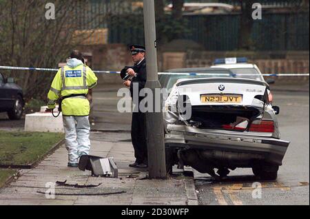 Gli ufficiali della scena del crimine della polizia che esaminano un'automobile rubata di BMW schiantata a Rochdale dopo un inseguimento dell'automobile ad alta velocità da Bolton attraverso il Lancashire e il Manchester più grande. 6 persone sono state trattate per ferite da sparo dopo che i colpi sono stati sparati. * 4/5/00 UNA giuria del Manchester Crown Court ha sentito come cinque automobilisti e passanti sono stati uccisi durante un inseguimento di auto ad alta velocità, mentre la polizia ha perseguito dei ladri armati. Durante l'inseguimento questa BMW è stata dirottata a Bolton prima di essere guidata a Rochdale dove il driver ha perso il controllo e si è schiantato in un lampione. Foto Stock