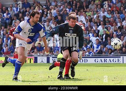 I giocatori di Blackburn Rovers Christian Dailly (l) e il portiere Alan Kelly inseguono nella speranza, poiché il proprio obiettivo di Dailly aiuta Manchester City a vincere la promozione di ritorno alla Premiership. *.. Durante la Nationwide Division uno partita di calcio all'Ewood Park, Blackburn. Punteggio finale : Blackburn Rovers 1 Manchester City 4. 16/01/01: Dailly è di unirsi a West Ham, il boss Harry Redknapp rivelato. Everton e Leicester avevano anche inseguito il difensore internazionale scozzese di Blackburn, ma ha deciso di andare a Upton Park in un accordo di 1,75 milioni. Foto Stock