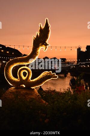 Statua del Drago al mercato galleggiante di Pattaya Thailandia al tramonto Foto Stock