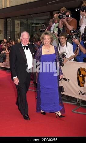 Desmond Wilcox e Esther Rantzen, il marito e la moglie che trasmettono, arrivano al British Academy TV Awards (BAFTA) di Londra. Foto Stock