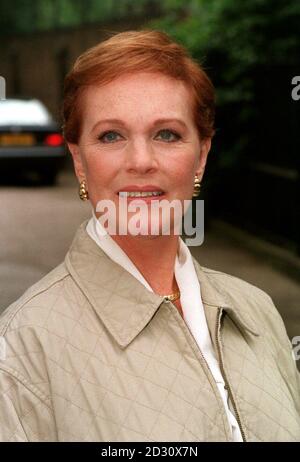 File della biblioteca datato 4/6/1998 di Dame Julie Andrews. La stella di Mary Poppins e il suono della musica è in Gran Bretagna Martedì 16 maggio 2000 per incontrare la Regina Elisabetta II della Gran Bretagna alla cerimonia di investitura del Palazzo a Londra. L'attrice è stata resa Dame Comandante dell'Ordine dell'Impero britannico nella Lista degli onori del nuovo anno del Millennio. Guarda la storia di PA ROYAL Dames. PA foto: Peter Jordan. Foto Stock