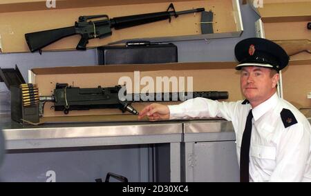 Royal Ulster Constabulary sovrintendente John Bustard alla stazione di polizia di Ballymena con armi trovate negli uffici del Partito unionista progressivo a Ballymoney Co Antrim. * un certo numero di pistole sono state trovate nell'ufficio del partito politico, compreso un mitragliatore pesante alimentato a cinghia. Il PUP, collegato alla forza di Volontariato dell'Ulster (UVF) e al comando della mano rossa (RHC), ha due membri dell'Assemblea dell'Irlanda del Nord. Foto Stock