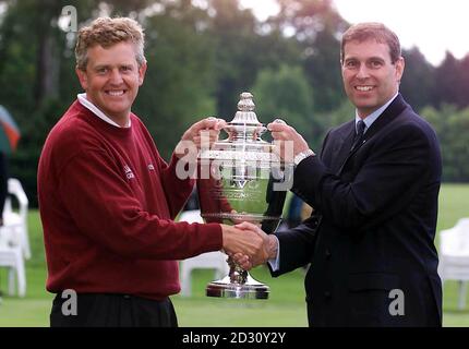 Il golfista Volvo PGA campione Colin Montgomerie (L), scozzese, viene presentato con il trofeo di campionato dal Duca di York, dopo aver vinto per una terza volta senza precedenti a Wentworth a Surrey. Foto Stock