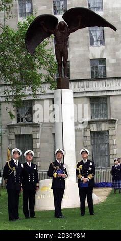 Il Principe di Galles (terza a sinistra) con il Duca di York (prima a sinistra) alla scoperta di un monumento nazionale al Fleet Air Arm, a Victoria Embankment, Londra. Il memoriale è una figura in bronzo, alata di Daedalo della leggenda greca, disegnata da James Butler. * il principe, che è patrono dell'appello memoriale, è un ex pilota navale e il principe Andrew è un ufficiale e pilota navale di servizio. Costruito in collaborazione con gli architetti Trehearne & Norman. Foto Stock