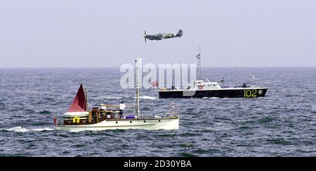 Uno Spitfire, volato dall'ex leader delle frecce rosse Ray Hanna, ronza la processione di piccole navi nel suo viaggio a Dunkerque, Francia settentrionale, il 2 giugno 2000, in occasione del 60° anniversario dell'evacuazione di Dunkerque. Foto Stock