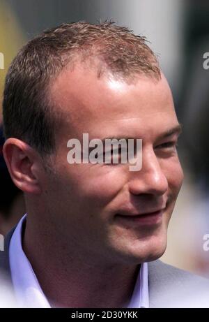 Questa immagine può essere utilizzata solo nel contesto di una funzione editoriale. Alan Shearer all'aeroporto di Heathrow prima che lui e la squadra inglese volassero in Belgio prima della loro prima partita di Euro 2000. * Shearer ha rivelato di essere in attesa dei risultati di una scansione sul ginocchio ferito, ma lo skipper inglese, che ha ferito il ginocchio sinistro durante la vittoria amichevole di sabato 2-1 su Malta a la Valletta, è sicuro di essere in forma per l'apripista inglese contro il Portogallo a Eindhoven. Foto Stock