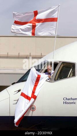 Questa immagine può essere utilizzata solo nel contesto di una funzione editoriale. Alan Shearer sventola la bandiera di St George dalla cabina di pilotaggio dell'aeroporto di Heathrow, prima che lui e l'Inghilterra volassero in Belgio prima della loro prima partita di Euro 2000. * Shearer ha rivelato di essere in attesa dei risultati di una scansione sul ginocchio ferito, ma lo skipper inglese, che ha ferito il ginocchio sinistro durante la vittoria amichevole di sabato 2-1 su Malta a la Valletta, è sicuro di essere in forma per l'apripista inglese contro il Portogallo a Eindhoven. Foto Stock