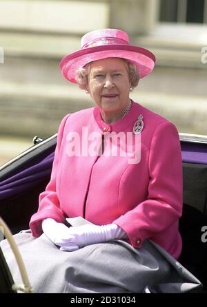 La Queen Arriving on Horse Guards Parade per la cerimonia Trooping the Color, dove gli anziani della famiglia reale si riuniscono per l'evento annuale. La regina farà il suo saluto alla storica parata militare che segna il compleanno ufficiale del sovrano. Foto Stock