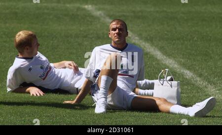 Questa immagine può essere utilizzata solo nel contesto di una funzione editoriale. Englands David Beckham si rilassa durante una leggera sessione di allenamento con un regalo per il bambino Brooklyn dato a lui da un gruppo di bambini (Paul Scholes in background) a Spa in Belgio. Foto Stock