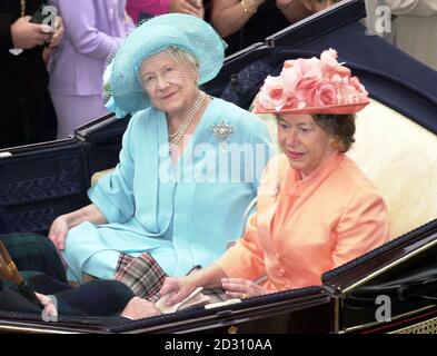 La regina Elisabetta la regina Madre e la principessa Margaret arrivano per il primo giorno di Ascot reale. Racegoers ha schivato la pioggia persistente, portando a termine la breve ondata di caldo che aveva spinto le temperature al Berkshire racecourse oltre 90f (32c). Foto Stock