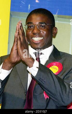 Il candidato al lavoro David Lammy festeggia dopo aver vinto la by-elezione di Tottenham, Londra, con il risultato annunciato poco dopo la mezzanotte di venerdì 23 giugno 2000. Foto Stock