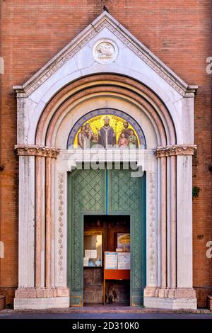 Portale principale della Chiesa di San Martino, Bologna, Italia Foto Stock