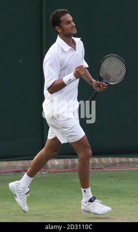 NESSUN USO COMMERCIALE : Arvind Parmar in Gran Bretagna celebra la sua vittoria nel 6/7 6/3 4/6 6/2 6/3 Andre SA del Brasile a Wimbledon. Foto Stock