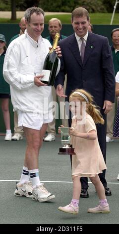 La figlia di John McEnroe, Anna McEnroe di quattro anni, si reca con il trofeo del padre per aver vinto una partita di beneficenza contro Bjorn Borg a Buckingham Palace durante la sfida NSPCC del Duke of York, dopo che il duca ha presentato a John un po' di champagne. Foto Stock