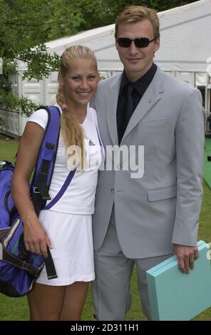 Il tennista Anna Kournikova è in piedi con il suo partner Sergei Federov all'evento Charity Tennis che si tiene a Buckingham Palace in aiuto della campagna NSPCC Full Stop. * il Duca di York ha organizzato l'evento di beneficenza tennis, a partire da una partita di Bjorn Borg contro John McEnroe, per raccogliere fondi per la carità. *23/07/2001...... La stella russa Anna Kournikova si è sposata in una cerimonia segreta a Mosca, è stato riferito. Il 31-year-old blonde mer hockey star Sergei Fedorov, 20, in un ufficio di registro di Mosca di fronte a soli cinque testimoni, il Sole ha riferito. La coppia, che si è impegnata a Wimb Foto Stock