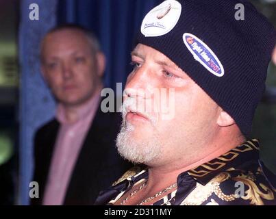 Frans Botha sudafricano in una conferenza stampa al Grosvener Hotel, Londra, prima del suo titolo mondiale scontro con Lennox Lewis e promettendo che i fan dei grandi combattimenti otterranno un buon rapporto qualità-prezzo alla London Arena una settimana di sabato. Foto Stock