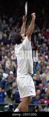 NESSUN USO COMMERCIALE: L'americano Pete Sampras celebra la sua vittoria del 6/7 7/6 6/4 6/2 su Pat Rafter australiano per vincere la finale maschile di Singles a Wimbledon. Foto Stock