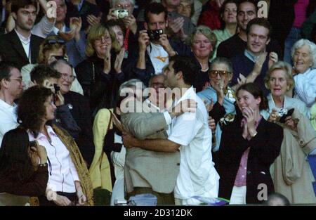 NESSUN USO COMMERCIALE: L'americano Pete Sampras abbracca suo padre Sam mentre celebra la sua vittoria del 6/7 7/6 6/4 6/2 sul paorello australiano per vincere la finale maschile di Singles a Wimbledon. Foto Stock