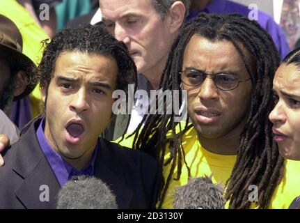 Due membri dell'M25 tre, Raphael Rowe (L) e Michael Davis parlano con i media dopo la loro liberazione, presso l'alta Corte di Londra . La coppia, con Randolph Johnson, fu condannata per un omicidio e una serie di rapine una notte nel dicembre 1988. * ... Davis, Johnson e Rowe, che hanno trascorso un decennio in carcere, erano presenti in tribunale quando le loro convinzioni sono state rovesciate da tre giudici. 08/09/01 la cosiddetta banda M25, che aveva le loro convinzioni schiacciate dalla Corte d'appello, stava organizzando una festa per celebrare il loro primo anno di libertà. Due degli uomini, Michael Davis e Raphael R. Foto Stock