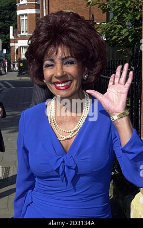 La cantante gallese Shirley Bassey nella sua casa nel centro di Londra, prima di andare a Buckingham Palace, dove sarà fatta una Dame durante una cerimonia di investitura tenuta dalla regina Elisabetta II Foto Stock