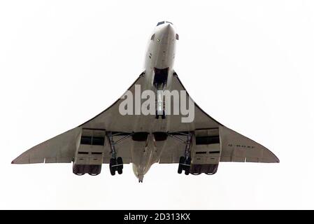 Un British Airways Concorde ha decollato dall'aeroporto di Londra Heathrow meno di 24 ore dopo che uno degli aerei si è schiantato a Parigi uccidendo 113 persone. BA ha deciso a Passi pure con il volo per New York dopo aver effettuato controlli approfonditi durante la notte sulla sua flotta. * 26/07/00 di un British Airways Concorde. BA ha volato per la prima volta uno dei suoi Concorde dalla scorsa estate. Con il capo pilota della Concorde Captain Mike Banister ai controlli, l'aereo supersonico decolse dall'aeroporto di Heathrow per un volo di prova di tre ore e 40 minuti verso l'Atlantico. Il volo di verifica, che Foto Stock