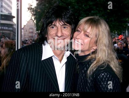 Il chitarrista Ronnie Wood e sua moglie Jo arrivarono per la prima europea del film 'Gone in 60 Seconds' all'Odeon West End Cinema, a Leicester Square, Londra. Foto Stock