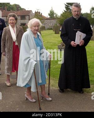 La Regina Madre (al centro) arriva con la Principessa Margaret per assistere ad un concerto alla Chiesa di San Giacomo a Castle Acre, Norfolk. Foto Stock