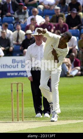 L'ex fast bowler dell'India occidentale Michael Holding Bowls durante il Malcolm Marshall Memorial Match tra un Malcolm Marshall XI e l'International PCA Bunbury XI presso l'onorevole Artillery Cricket Ground nella città di Londra. * Malcolm morì di cancro di soli 41 anni e i proventi del gioco di oltre 40 anni saranno donati a un fondo fiduciario istituito per sostenere il suo figlio di sette anni Mali. Foto Stock