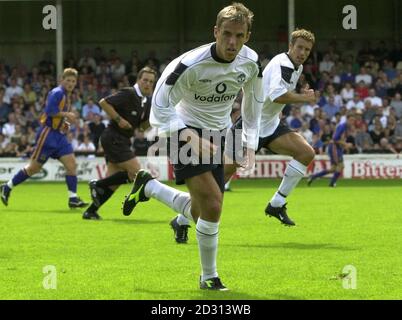 Questa immagine può essere utilizzata solo nel contesto di una funzione editoriale. Philip Neville (C) durante un amichevole tra Shrewsbury contro Manchester United XI a Gay Meadow a Shrewsbury. Foto Stock