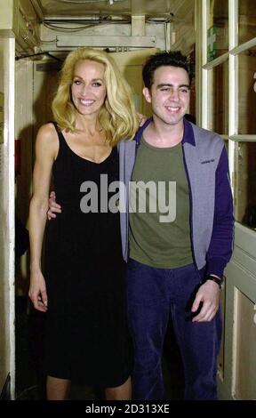 L'ex supermodel ha trasformato l'attrice Jerry Hall con la co-star Josh Cohen fuori dal Gielgud Theatre di Londra, a seguito del debutto di Hall nella hit play The Graduate. * ... Nel gioco Jerry Hall suona la trattrice di mezza età Mrs Robinson che seduce il figlio di amici di famiglia. Foto Stock