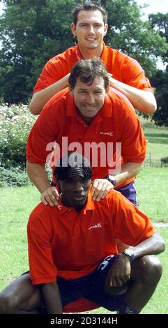 Bryan Robson (C), manager di Middlesbrough, svela i suoi due nuovi cartelli Joseph-Desire Job (in basso) di Lens e Noel Whelan di Coventry al campo di allenamento dei club di Hurworth, Darlington. Robson aveva speso 5 milioni portando entrambi i giocatori alla Premiership. Foto Stock