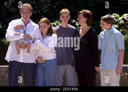 Da sinistra a destra; primo ministro britannico Tony Blair con il bambino Leo, Kathryn, Euan, Cherie e Nicky. Tony Blair e la sua famiglia posano per una foto di vacanza attesa da tempo a Villa Cusona in Toscana, Italia. Foto Stock