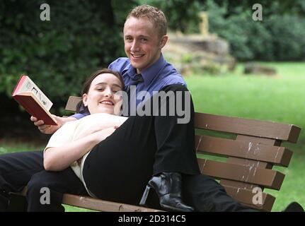 Martyn Sutcliffe, 22 anni, e la fidanzata Joanna Harbinson, 19, a cui propose su una panchina del parco, reminiscenza di una scena nel film Notting Hill. Martyn chiese a Joanne dopo aver ottenuto il consiglio locale di mettere una panchina con una targa nel loro posto preferito a Hexham, Northumberland. * ... Nel film, gli amanti su schermo Hugh Grant e Julia Roberts prendono ispirazione da una targa su una panchina e decidono di sposarsi. Foto Stock