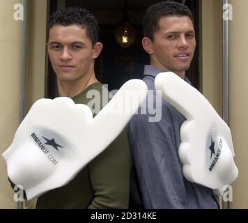 I fratelli Henry (L) e Robbie Paul, dei Bradford Bulls, della Rugby League, al lancio di un nuovo sito web sportivo bigfanof.com, nel centro di Londra. Foto Stock