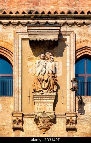 Madonna di Piazza di Niccolò dell'Arca all'esterno di Palazzo d'Accursio, Bologna, Italia Foto Stock
