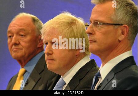 I candidati per il Sindaco di Londra (da sinistra a destra) Ken Livingstone, Boris Johnson e Brain Paddock parlano durante un dibattito dal vivo Sky News all'Heron Tower, Londra. Foto Stock