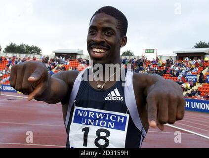 Dwain Chambers in Inghilterra celebra la sua vittoria di 100 milioni a Gateshead all'evento Norwich Union a Gateshead. Foto Stock