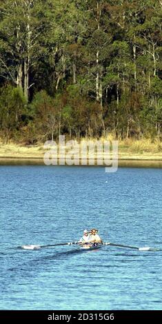 Il team britannico Coxless Four Rowing (da davanti) Matthew Pinsent, Tim Foster, Steve Redgrave e James Cracknell in allenamento per le Olimpiadi di Hinze Dam vicino alla Gold Coast of Australia, in vista delle Olimpiadi estive di Sydney. * Redgrave avrebbe portato il suo conteggio delle Medaglie d'oro olimpiche a cinque se l'equipaggio fosse riuscito. Foto Stock