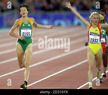 La Sonia o'Sullivan irlandese (a sinistra) si conclude al secondo posto per vincere la medaglia d'argento nella finale femminile di 5000m ai Giochi Olimpici di Sydney oggi, sabato 25 settembre 2000. Gabriela Szabo (destra) della Romania ha vinto la medaglia d'oro. Foto Stock