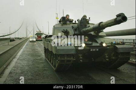 Un carro armato Challenger II da 70 tonnellate, che girerà in Scozia in un viaggio di reclutamento per le Royal Scots Dragoon Guards, attraversa il Forth Road Bridge sotto la guida della polizia. Il reggimento sta cercando 101 uomini per riformare il suo squadrone 'D'. Foto Stock